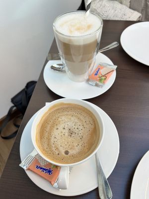 „Großer Brauner“ and „Chai Latte“. Both with oat milkk  at Palais Erthal in Bad Kissingen