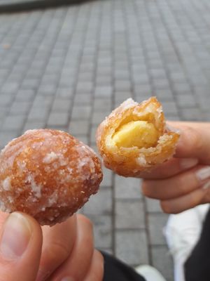Also sweet with sugar crust at Hải Xệ - Bánh Rán Cao Lâu in Hanoi