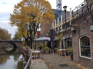 along side the canal at De Muntkelder in Utrecht