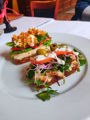 Rejemad og avocadomad at V Sorte Hest in Copenhagen