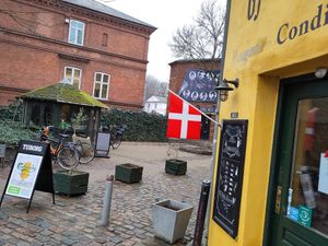 The sideyard at V Sorte Hest in Copenhagen