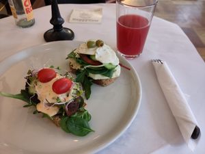 Hønsefri haps and Grønne Frikadelle Delights at V Sorte Hest in Copenhagen