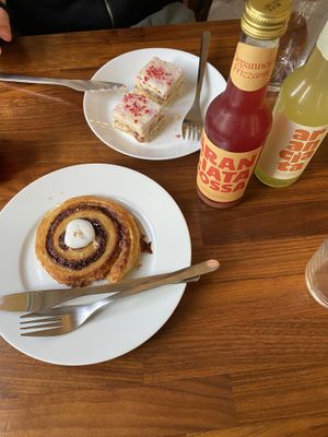 Kanelsnegl og hindbærsnitte  at V Sorte Hest in Copenhagen