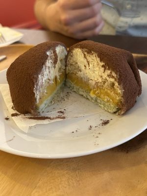 Inside kartoffelkage  at V Sorte Hest in Copenhagen