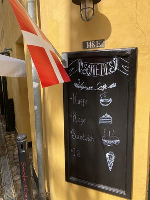 Unscheinbarer Eingang  at V Sorte Hest in Copenhagen