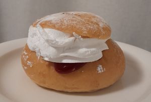 Laskiaispulla veg at Kanniston Leipomo - Sello in Espoo