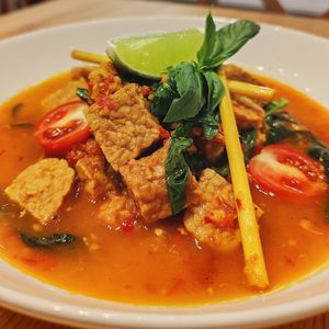 Tempeh kuah kuning - Yellow soup tempe.
Tempeh (soy), turmeric, ginger, aromatic ginger, galangal, turmeric, lemongrass, basil, tomato, garlic, cayenne pepper, Thai chili, limes. at Taste of Bali in Timisoara