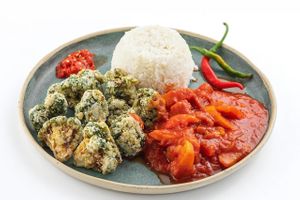 Vegetables in sweet and sour sauce – Kolobak sayur.
Broccoli tempura, sweet and sour sauce of: tomatoes, pineapple, bell pepper, cauliflower and carrot.
Jasmine rice, mango sal at Taste of Bali in Timisoara