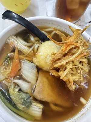 烏龍湯麵是去五辛的，好吃好吃😋 那塊白白的是麻糬👍  at Kasu Udon Ebisuya 2 Go-Shop in Osaka