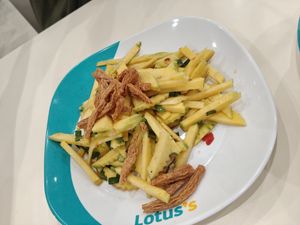 Spicy mango salad at So Vegan - Chom Phon in Bangkok