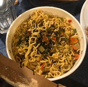 Noodles con salsa cremosa. Muy buenos y sabrosos. Los encontramos un poco sobre cocinados pero creemos que es debido a que los pedimos para llevar.  at Shlen - Salamanca in Madrid