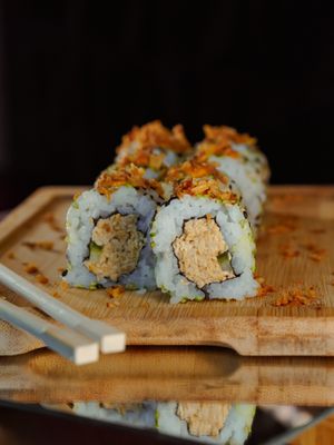 Sushi Sabki Maki - Tofu ahumado sazonado con teriyaki y mayonesa, servido con pepino, sésamo de wasabi y cebolla frita at Shlen - Salamanca in Madrid