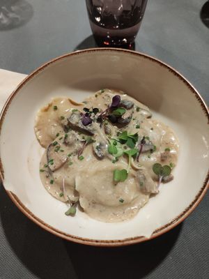 Tortellinis rellenos de tofu con crema de almendras at La Masia de Sant Celoni in St Celoni
