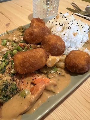 Erdnuss Curry mit crispy Tofu  at Konvini in Cologne