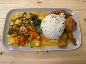 Spicy Mango Curry mit vegan Chicken Panko-Stylee  at Konvini in Cologne