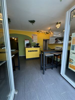 Hübscher Eingangsbereich mit Sitzmöglichkeiten   at Konvini in Cologne