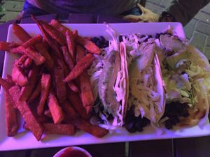 Tacos mit Süßkartoffelfritten.... at Sal's Ballyhoo's in Key Largo