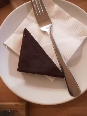 Vegan isler-type cake at Madal Cafe in Budapest