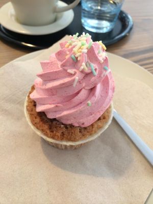 Raspberry cupcake at HappyCakes in Vienna
