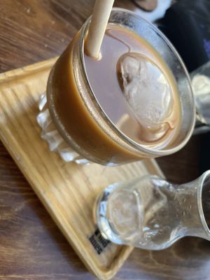 Kaffee mit Hafermilch- riesige Eiskugel enthalten   at PhinHolic in Hue