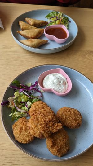 Chickpea Fritters (unten) und Samosas at Loving Vegan  in Hafnarfjordur