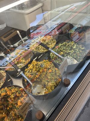 Täglich frische Salate (alle vegan)  at Nosh Deli & Café in Cologne