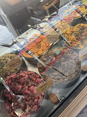 Täglich frische Salate (alle vegan) mit veganen soßen   at Nosh Deli & Café in Cologne