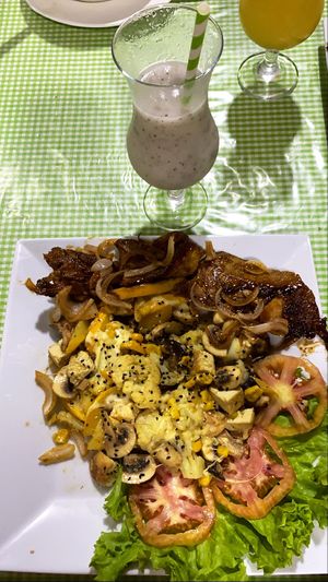 Jugo con seitan, vegetales, queso de soja y ensalada! at Prashanti Restaurante y Tienda Naturalista in Neiva