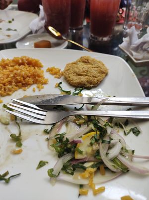 Menu of the day, unflavor rice, coliflower with too much salt and salt with a lot of onion not previously cooked at Prashanti Restaurante y Tienda Naturalista in Neiva