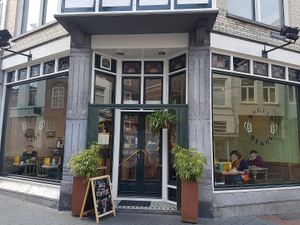 on the corner - entrance at Bagels & Beans - Hooge Steenweg in Den Bosch