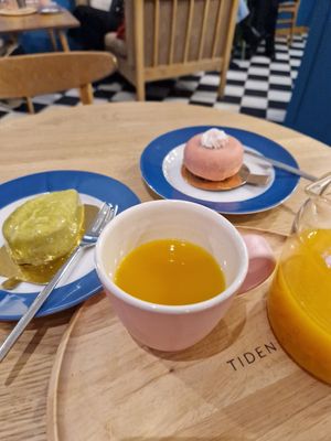Vegan cakes and buckthorn tea at TIDEN in Minsk