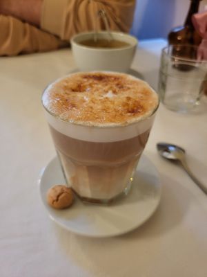 Kaffee Creme Brulee mit Hafermilch at Hourflower Café in Leipzig