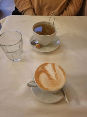 Ingwer Tee und Cappuccino at Hourflower Café in Leipzig