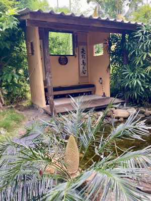 Buitenzitje aan een  vijver  at Lazy House Khanom in Khanom