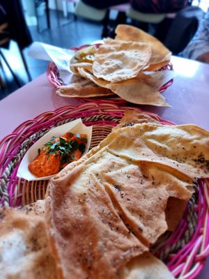 Papadums and flatbread at Fankaasoo  in Groningen
