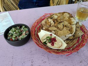 Tabueleh,  Plattbrood mit Tahin-Harissa-Dip😁 at Fankaasoo  in Groningen