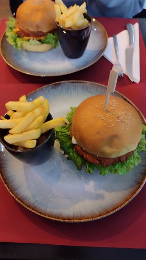 Burguer y patatas at Jonatsfood in Ourense