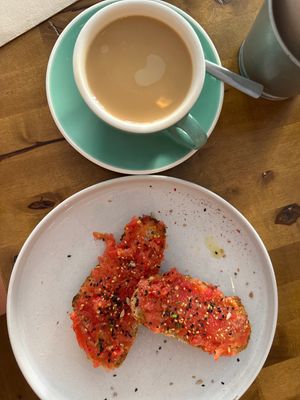 Café con leche de avena y tostadas clásicas  at Café 22 in Mallorca