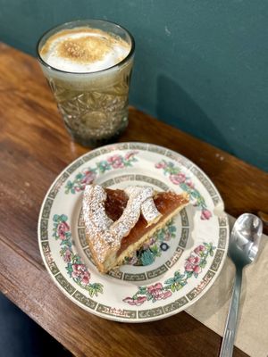 Kuchen mit Blutorange und Iced Latte mit Sojamilch. Köstlich!   at Taybo Coffee & Bakery - Maybe closed in Malaga