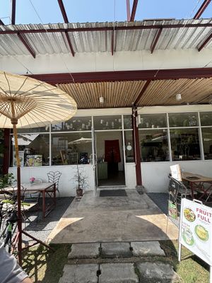 Der Eingang (ist im Hinterhof)  at Fruitfull in Chiang Mai