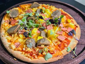 Pizza Thousand Islands Hawaiian Vegetarian Seafood (with vegan cheese) 夏威夷素海鮮Pizza (Photo by Siu Wing Wing) at Café Influffy - 毛所樹樹 in Kowloon