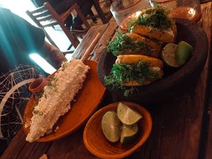 Mis amadas Gorditas a la derecha y un Elote a la izquierda  at Los Loosers in Mexico City