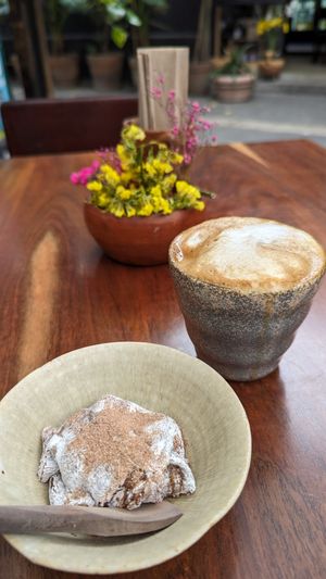 Rico postre con un cappuccino buenísimo at Los Loosers in Mexico City