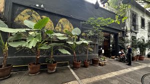 The outside  at Los Loosers in Mexico City