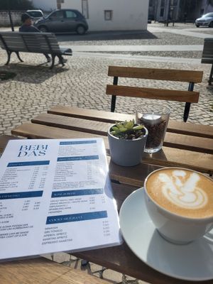 Bread with tomato salat, avocado bread at Nau Coffee - Terreiro Erva in Coimbra