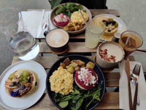 Brunch végétarien : muffins anglais, œufs brouillés, crème de betterave, fêta, pommes de terre grenailles. Pancakes au beurre de cacahuète/sirop d'érable. Chai latté Avoin at Miah Café in Bordeaux