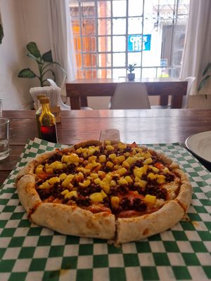 Pizza Hawaiana con Chorizo de Almendras, hecha con masa madre, una delicia, altamente recomendada 10/10, muy buen servicio, Carmen y Cecilio muy buenas personas 😃 at Casa Ceiba  in San Luis Potosi