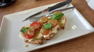 Tosta de "parmesano" con pesto y tomates cherries at Kapivar in Colmenar Viejo