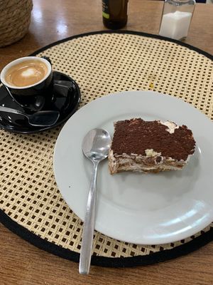 Maravilloso tiramisu at Kapivar in Colmenar Viejo