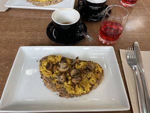 Delicious breakfast of scrambled ‘eggs'  at Kapivar in Colmenar Viejo
